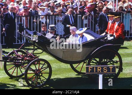 Die Königin Mutter und Diana Prinzessin von Wales kommen mit Pferdekutsche zu den Royal Ascot Races, Berkshire, England, Großbritannien. 1989 Stockfoto