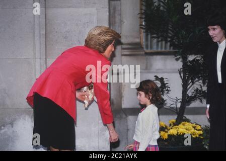 Prinzessin Diana trifft auf taube & Sehbehinderten 5-jährige Lucy Smith bei einem Besuch anwesend Auszeichnungen bei der Einführung von Gehörlosen Accord, Lebensmittelgeschäft Hall, London, für die British Deaf Association vom 16. November 1988 Stockfoto