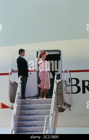 Königin Elisabeth II. Winkt Auf Wiedersehen, als sie Barbados nach einem viertägigen Besuch auf der Karibikinsel verlässt. März 1989. Stockfoto