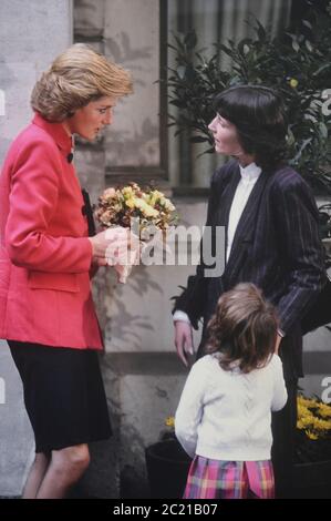 Prinzessin Diana trifft auf taube & Sehbehinderten 5-jährige Lucy Smith bei einem Besuch anwesend Auszeichnungen bei der Einführung von Gehörlosen Accord, Lebensmittelgeschäft Hall, London, für die British Deaf Association vom 16. November 1988 Stockfoto