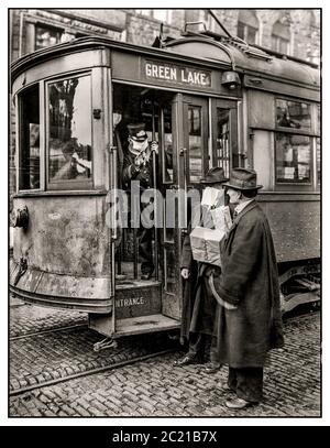 Archiv Spanische Grippe 1918 Foto Vorsichtsmaßnahmen in Seattle, Washington USA während der Spanischen Influenza-Epidemie verboten es jedermann, auf den Straßenautos zu fahren, ohne eine Maske zu tragen. Schaffner weigert sich, einen Passagier zu nehmen Stockfoto