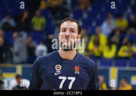 ISTANBUL / TÜRKEI - 20. FEBRUAR 2020: Jofferey Lauvergne während der EuroLeague 2019-20 Runde 24 Basketballspiel zwischen Fenerbahce und Real Madrid in der Ulker Sports Arena. Stockfoto