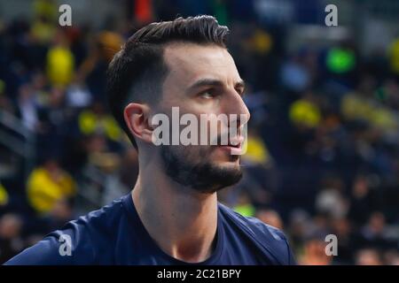 ISTANBUL / TÜRKEI - 20. FEBRUAR 2020: Leo Westermann während der EuroLeague 2019-20 Runde 24 Basketballspiel zwischen Fenerbahce und Real Madrid in der Ulker Sports Arena. Stockfoto