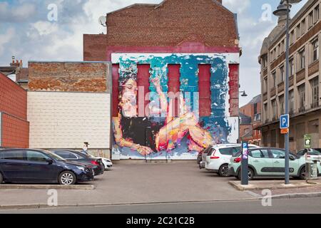 Saint-Quentin, Frankreich - Juni 10 2020: Wandgemälde von Remy Uno auf einer Parkplatzwand im Stadtzentrum. Stockfoto