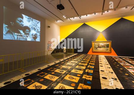 Sydney, Australien.Dienstag 16. Juni 2020. Das Museum für zeitgenössische Kunst wird wieder eröffnet, da Covid-19 Einschränkungen leicht sind. Präsentation der 22. Biennale von Sydney- NIRIN. Über den großen Boden dehnen sich zwei großformatige Tapa-Tücher aus, die die Geschichte der Beziehung zwischen Königin Salote von Tonga und Königin Elizabeth 11 von Großbritannien erzählen. Credit Paul Lovelace/Alamy Live News Stockfoto