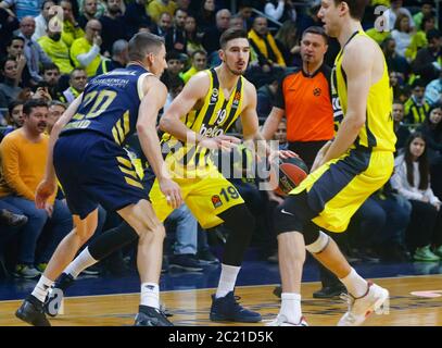 ISTANBUL / TÜRKEI - 20. FEBRUAR 2020: Nando De Colo und Jaycee Carroll während der EuroLeague 2019-20 Runde 24 Basketballspiel zwischen Fenerbahce und Real Madrid in der Ulker Sports Arena. Stockfoto