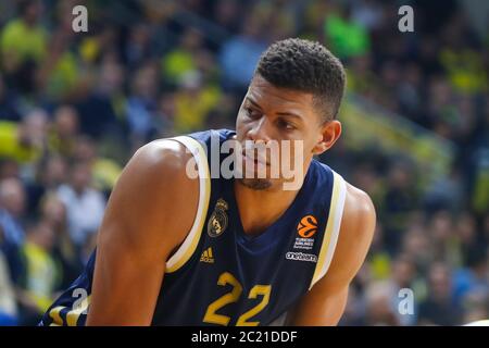 ISTANBUL / TÜRKEI - 20. FEBRUAR 2020: Walter Tavares während der EuroLeague 2019-20 Runde 24 Basketballspiel zwischen Fenerbahce und Real Madrid in der Ulker Sports Arena. Stockfoto