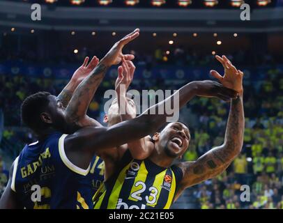 ISTANBUL / TÜRKEI - 20. FEBRUAR 2020: Malcolm Thomas und Usman Garuba während der EuroLeague 2019-20 Runde 24 Basketballspiel zwischen Fenerbahce und Real Madrid in der Ulker Sports Arena. Stockfoto