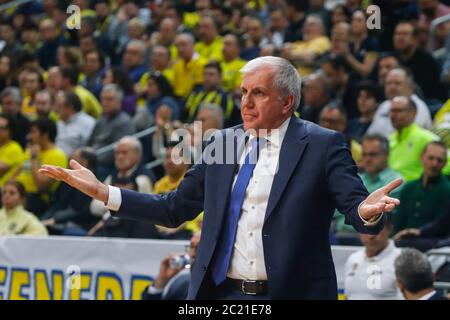 ISTANBUL / TÜRKEI - 20. FEBRUAR 2020: Trainer Zeljko Obradovic während der EuroLeague 2019-20 Runde 24 Basketballspiel zwischen Fenerbahce und Real Madrid in der Ulker Sports Arena. Stockfoto