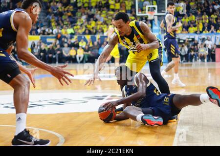 ISTANBUL / TÜRKEI - 20. FEBRUAR 2020: Usman Garuba und Malcolm Thomas während der EuroLeague 2019-20 Runde 24 Basketballspiel zwischen Fenerbahce und Real Madrid in der Ulker Sports Arena. Stockfoto