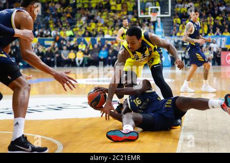 ISTANBUL / TÜRKEI - 20. FEBRUAR 2020: Usman Garuba und Malcolm Thomas während der EuroLeague 2019-20 Runde 24 Basketballspiel zwischen Fenerbahce und Real Madrid in der Ulker Sports Arena. Stockfoto