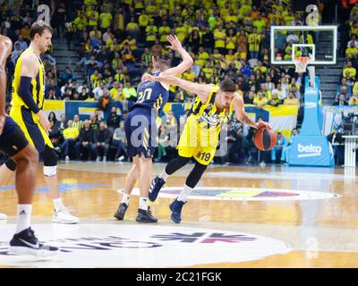 ISTANBUL / TÜRKEI - 20. FEBRUAR 2020: Nando De Colo und Jaycee Carroll während der EuroLeague 2019-20 Runde 24 Basketballspiel zwischen Fenerbahce und Real Madrid in der Ulker Sports Arena. Stockfoto