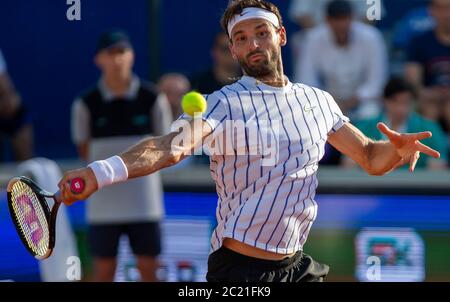 Belgrad, Serbien. Juni 2020. Grigor Dimitrov aus Bulgarien kehrt während seines Spiels gegen Dominic Thiem aus Österreich zurück. Quelle: Nikola Krstic/Alamy Live News Stockfoto