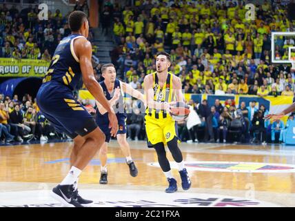 ISTANBUL / TÜRKEI - 20. FEBRUAR 2020: Nando De Colo und Jaycee Carroll während der EuroLeague 2019-20 Runde 24 Basketballspiel zwischen Fenerbahce und Real Madrid in der Ulker Sports Arena. Stockfoto