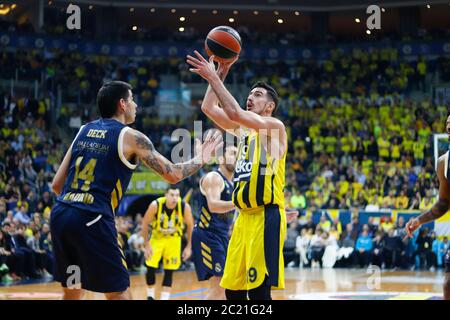 ISTANBUL / TÜRKEI - 20. FEBRUAR 2020: Nando De Colo und Gabriel Deck während der EuroLeague 2019-20 Runde 24 Basketballspiel zwischen Fenerbahce und Real Madrid in der Ulker Sports Arena. Stockfoto