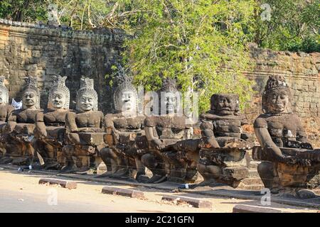 Götterreihen säumen den Weg zum Südeingang oder Tor des Angkor Thom Tempelkomplexes, Siem Reap, Kambodscha, Asien Stockfoto