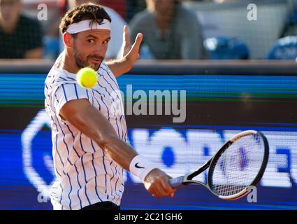 Belgrad, Serbien. Juni 2020. Grigor Dimitrov aus Bulgarien kehrt während seines Spiels gegen Dominic Thiem aus Österreich zurück. Quelle: Nikola Krstic/Alamy Live News Stockfoto