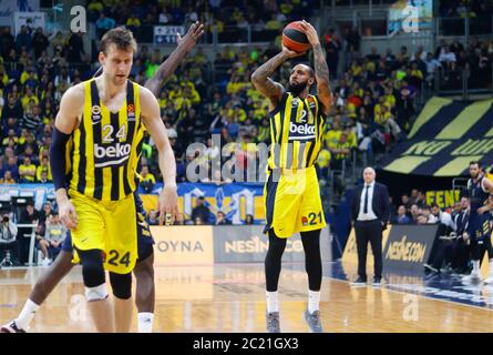 ISTANBUL / TÜRKEI - 20. FEBRUAR 2020: Derrick Williams und Jan Vesely während der EuroLeague 2019-20 Runde 24 Basketballspiel zwischen Fenerbahce und Real Madrid in der Ulker Sports Arena. Stockfoto