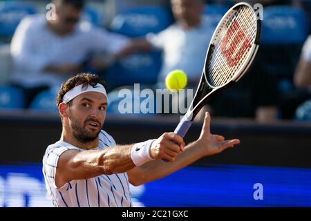 Belgrad, Serbien. Juni 2020. Grigor Dimitrov aus Bulgarien kehrt während seines Spiels gegen Dominic Thiem aus Österreich zurück. Quelle: Nikola Krstic/Alamy Live News Stockfoto