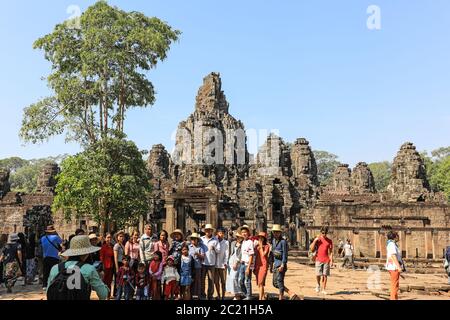 Die Türme der lächelnden Gesichter im Bayon im Angkor Thom Tempelkomplex, Siem Reap, Kambodscha, Asien Stockfoto