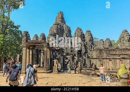 Die Türme der lächelnden Gesichter im Bayon im Angkor Thom Tempelkomplex, Siem Reap, Kambodscha, Asien Stockfoto