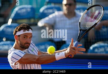 Belgrad, Serbien. Juni 2020. Grigor Dimitrov aus Bulgarien kehrt während seines Spiels gegen Dominic Thiem aus Österreich zurück. Quelle: Nikola Krstic/Alamy Live News Stockfoto