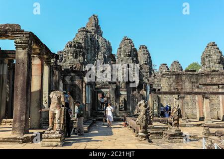 Die Türme der lächelnden Gesichter im Bayon im Angkor Thom Tempelkomplex, Siem Reap, Kambodscha, Asien Stockfoto