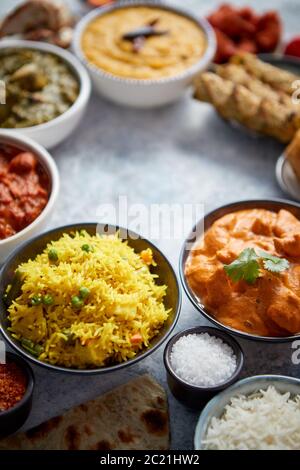 Verschiedene indische Gerichte auf Stein Hintergrund. Gerichte der indischen Küche Stockfoto