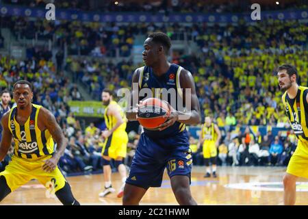 ISTANBUL / TÜRKEI - 20. FEBRUAR 2020: Usman Garuba während der EuroLeague 2019-20 Runde 24 Basketballspiel zwischen Fenerbahce und Real Madrid in der Ulker Sports Arena. Stockfoto