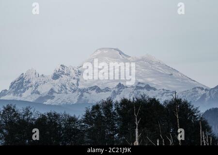 Beschnittene Ansicht des schneebedeckten Gipfels des Mount Baker in Washington Stockfoto