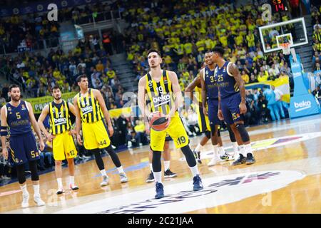 ISTANBUL / TÜRKEI - 20. FEBRUAR 2020: Nando De Colo auf der Freiwurflinie während der EuroLeague 2019-20 Runde 24 Basketballspiel zwischen Fenerbahce und Real Madrid in der Ulker Sports Arena. Stockfoto