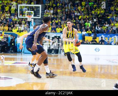 ISTANBUL / TÜRKEI - 20. FEBRUAR 2020: Nando De Colo während der EuroLeague 2019-20 Runde 24 Basketballspiel zwischen Fenerbahce und Real Madrid in der Ulker Sports Arena. Stockfoto