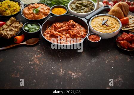 Auswahl an verschiedenen Arten von indischen Cousine auf dunkelrostigen Tisch Stockfoto