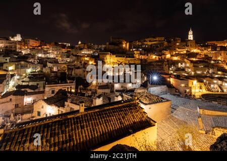 Nacht Landschaft der Sassi von Matera, bekannt für ihre alten Höhlenwohnungen bekannt. Basilikata. Italien Stockfoto