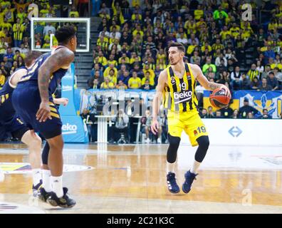 ISTANBUL / TÜRKEI - 20. FEBRUAR 2020: Nando De Colo während der EuroLeague 2019-20 Runde 24 Basketballspiel zwischen Fenerbahce und Real Madrid in der Ulker Sports Arena. Stockfoto