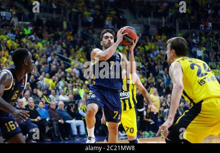 ISTANBUL / TÜRKEI - 20. FEBRUAR 2020: Facundo Campazzo während der EuroLeague 2019-20 Runde 24 Basketballspiel zwischen Fenerbahce und Real Madrid in der Ulker Sports Arena. Stockfoto