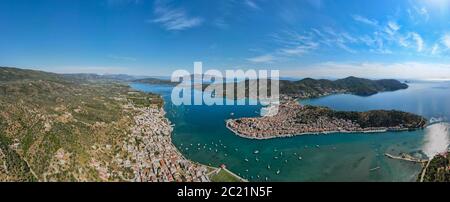 Die Insel Poros und ihr Kanal trennen sie vom Rest Griechenlands Stockfoto