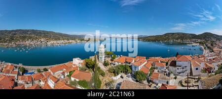 Die Insel Poros und ihr Kanal trennen sie vom Rest Griechenlands Stockfoto