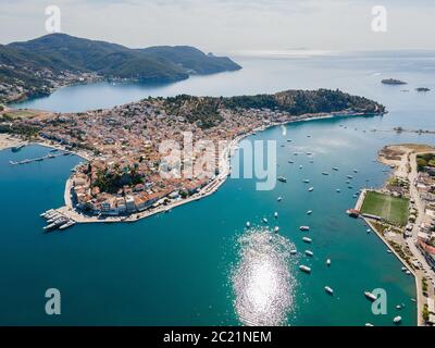 Die Insel Poros und ihr Kanal trennen sie vom Rest Griechenlands Stockfoto