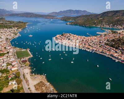 Die Insel Poros und ihr Kanal trennen sie vom Rest Griechenlands Stockfoto