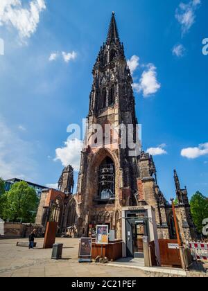 St. Nikolai Mahnmal Hamburg - Nikolaikirche - St. Nikolai Kirche wurde durch die Bombenangriffe der Alliierten im Jahr 1943 zerstört, der Turm und die Krypta erhalten als Denkmal Stockfoto