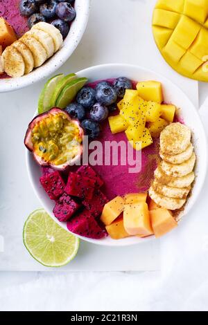 Draufsicht Obstschale für gesundes Frühstück. Pitaya Smoothie Schale mit Mango und Sommerfrüchten Stockfoto