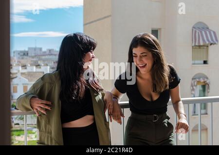 Zwei junge Frauen haben Spaß auf einem Balkon von Ihr Haus Stockfoto