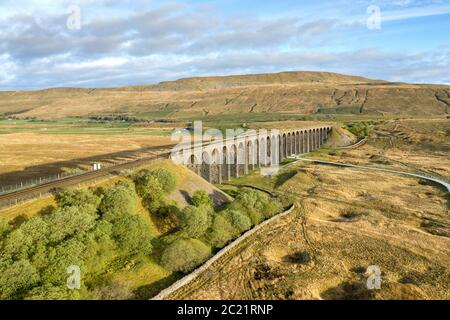 Luftaufnahme des Ribblehead Viadukts das Viadukt ist eine denkmalgeschützte Struktur, die die Eisenbahnstrecke Settle to Carlisle in North Yorkshire, England, führt. Stockfoto