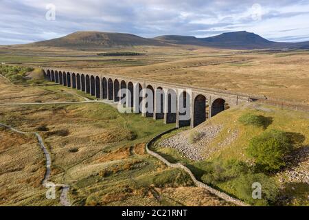 Luftaufnahme des Ribblehead Viadukts das Viadukt ist eine denkmalgeschützte Struktur, die die Eisenbahnstrecke Settle to Carlisle in North Yorkshire, England, führt. Stockfoto