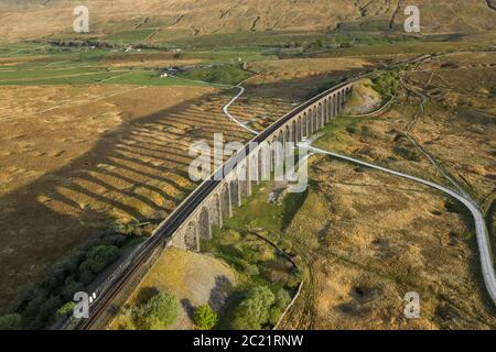 Luftaufnahme des Ribblehead Viadukts das Viadukt ist eine denkmalgeschützte Struktur, die die Eisenbahnstrecke Settle to Carlisle in North Yorkshire, England, führt. Stockfoto