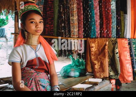 Portrait ein schönes Mädchen aus dem Stamm der Giraffen Frauen. Stockfoto