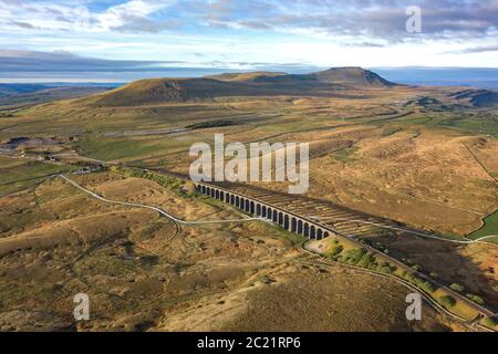 Luftaufnahme des Ribblehead Viadukts das Viadukt ist eine denkmalgeschützte Struktur, die die Eisenbahnstrecke Settle to Carlisle in North Yorkshire, England, führt. Stockfoto