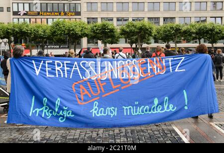 16. Juni 2020, Hessen, Frankfurt/Main: Demoteilnehmer halten ein Banner mit der Forderung "Auflösung der Verfassung" auf. Verschiedene Gruppen und antifaschistische Allianzen demonstrieren in der Konstablerwache gegen Rassismus in Polizei und Behörden. Im Juni 2019 wurde Kasselers Landrat Walter Lübcke (CDU) mit einer Pistole auf den Kopf vor seinem Haus aus nächster Nähe getötet. Ein vermutlich rechtsextremistischer Hesse gilt als dringender Verdächtiger. Foto: Sebastian Kramer/dpa Stockfoto