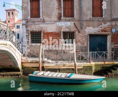 Blaues privates Einzelboot auf Fondamenta de la Chiesa Stockfoto